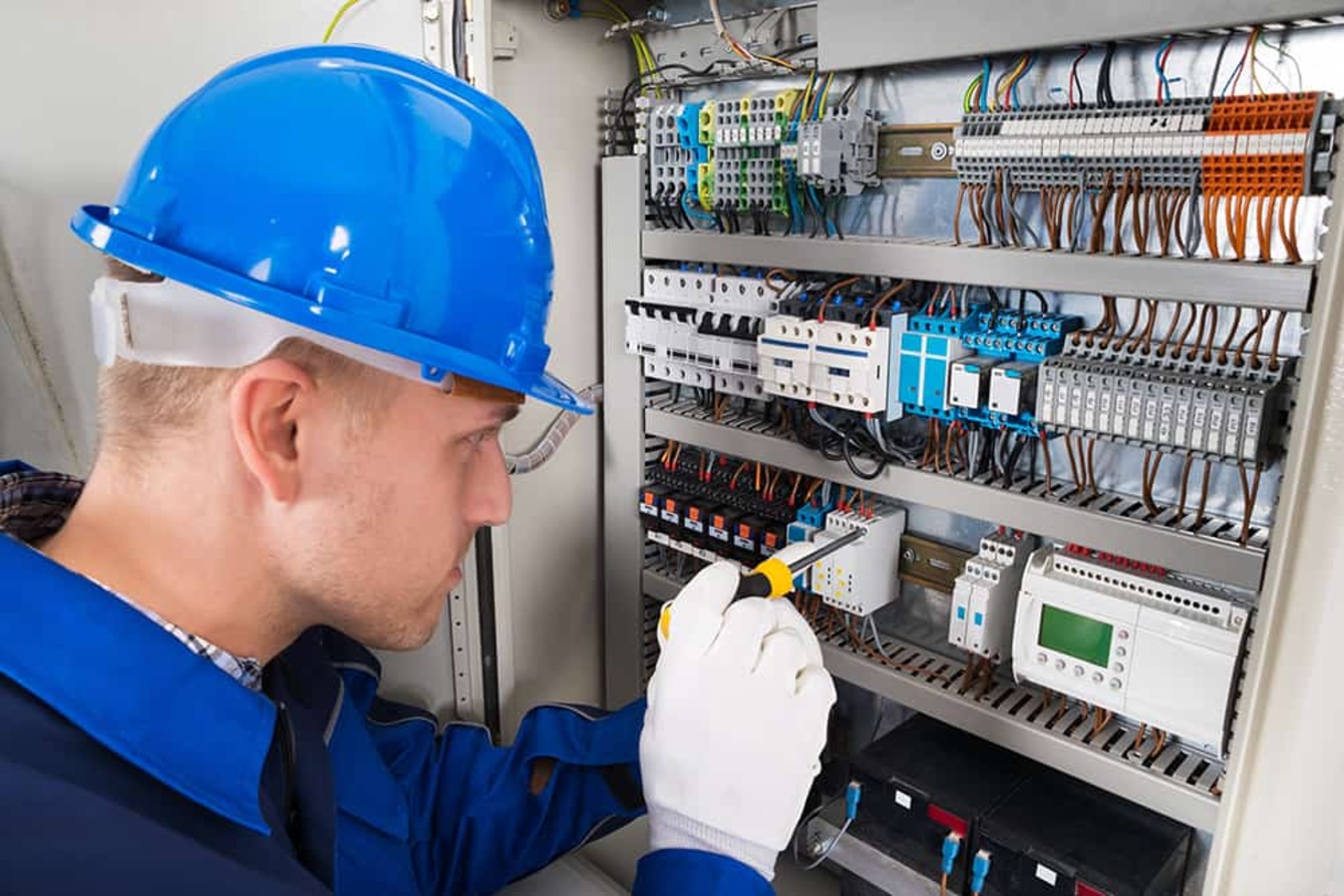 Elektroniker für Energie- und Gebäudetechnik (m/w/d) bei HELA-tech GmbH in Vaterstetten